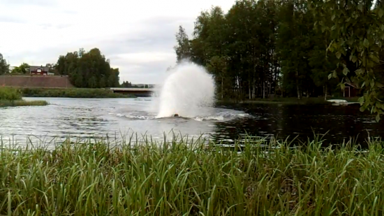 jetski spreading water.png